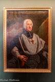 <center></center>Ecole française du XVIIIe siècle.
Portrait du Martin du Bellay (1703-1775), évêque de Fréjus
Huile sur toile.
Né près d'Orléans, Martin du Bellay fut nommé évêque de Fréjus en 1739 à l'âge de trente-six ans. Il demeura sur le siège jusqu'en 1766 mais s'éloigna de Fréjus pour résider à Draguignan où il acquit, en 1751, l'ancien couvent des Ursulines bâti au XVIIe siècle. Il y fit réaliser de vastes travaux d'embellissement et dota la maison d'un riche mobilier et d'élégants jardins. Après sa résignation, elle échut d'abord à son successeur Mgr de Bausset-Roquefort avant que Du Bellay ne la récupère pour la vendre à Jacques Latil.