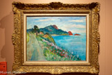 <center></center>Marine à Saint-Raphaël ou Le Printemps à Saint-Raphaël, 1954.
Charles Camoin (Marseille, 1879 - Paris, 1965)
Huile sur toile, 46 x 61 cm Collection particulière.
Reconnaissable à sa silhouette pyramidale culminant à 136 mètres d’altitude et à son sémaphore, le cap Dramont constitue un repère géographique majeur entre Saint-Raphaël et la rade d’Agay. En 1954, Charles Camoin, alors âgé de 75 ans, en livre une vision très tardive saisie depuis Boulouris, témoignant de la permanence, dans son répertoire, des paysages de l’Estérel qu’il découvre durant l’été 1905.
L’île d’Or, bien que située à 200 mètres du cap, n'est pas représentée. L’artiste concentre son attention sur le chemin menant à l’Estérel, que le visiteur de cette exposition est invité à emprunta: pour suivre l’itinéraire des peintres.