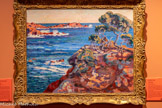<center></center>Bord de mer à Agay
Armand Guillaumin (1841, Paris -1927, Orly)
Huile sur toile, 73 x 92 cm Marseille, musée Regards de Provence.
Armand Guillaumin saisit à plusieurs reprises les pointes rocheuses du secteur de la Baumette et de l’île Besse, à peine détachée du rivage. Découvrant le Midi vers 1890, il séjourne régulièrement à Agay entre 1895 et 1923, où réside également Louis Valtat, de vingt-huit ans son cadet, qu’il fréquente sans doute en voisin.
Guillaumin peint et expose de nombreux paysages varois qu’il fait basculer dans la modernité. Ici, la présence frontale du rocher et la sinuosité du pin au premier plan rappellent les compositions des estampes japonaises, qu’il connaît bien, allant jusqu’à qualifier, dans une lettre à son amie Clémentine Ballot, les paysages d’Agay et du Trayas de « tout à fait japonais ».