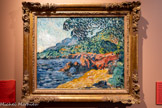 <center></center>Les rochers rouges
Louis Valtat
(1869, Dieppe - 1952, Paris)
Vers 1904, huile sur toile, 60 x 73 cm Collection particulière.
Après le viaduc d’Anthéor se dévoile le Trayas, considéré par les guides touristiques comme le meilleur centre d’excursions pédestres dans l’Estérel. Les caractéristiques géologiques et esthétiques du site diffèrent sensiblement de celles des autres secteurs du massif, notamment par la présence de roches aux formes singulières.
Au cœur de la baie de la Figueirette, se dressait un imposant arc naturel, représenté par plusieurs artistes, dont Louis Valtat. Celui-ci adopte une composition intégrant le rocher au centre d’un paysage largement déployé, d’organisation relativement classique. L’arc a aujourd’hui disparu.