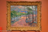 <center></center>Vue de la baie d’Agay
Henri Pailler
(1876, Poitiers —1954, Triel-sur-Seine)
Vers 1900, huile sur toile, 46 x 55 cm Collection particulière
Quelques peintres appartenant à la communauté artistique de la vallée de la Creuse et, fréquentant Armand Guillaumin, semblent avoir suivi les pas du maître impressionniste dans l’Estérel. Parmi eux, Henri Pailler frit le voyage à Agay, où il peint, depuis le chemin situé au-dessus de Camp Long menant au Dramont, un point de vue en plongée dans un cadrage audacieux. Le Saint-Pilon et le pic du Cap- Roux, tronqués, de même que l’élan des arbres qui s’étirent sur toute la hauteur de la composition, produisent un ensemble dynamique, invitant à poursuivre l’ascension du sentier boisé ou à rejoindre les roches rouges en contrebas.
