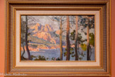 <center></center>Paysage aux environs de Fréjus
Paul Gervais
(1859, Toulouse — 1944, Toulouse)
Huile sur toile, 27,5 x 35 cm Marseille, musée Regards de Provence.
Au tournant du siècle, Paul Gervais s’impose comme un important peintre décorateur de palaces, de casinos et de demeures prestigieuses, notamment sur la Côte d’Azur. Propriétaire d’un terrain à proximité d’Agay, il y séjourne régulièrement entre 1901 et 1929.
En 1913, il réalise deux grandes toiles allégoriques pour la salle à manger de l’hôtel de ville de Port-Vendres, dans les Pyrénées-Orientales, dont l’une, Messidor, laisse apparaître le massif de l’Estérel en arrière-plan. Ce tableau en constitue une étude préparatoire. Agay joue un rôle déterminant dans l’évolution de son style, qui devient, au contact de la Méditerranée, plus libre et lumineux