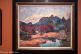 <center></center>Le Saint-Pilon et le cap Roux vus du Grenouillet
Armand Guillaumin (1841, Paris -1927, Orly)
1895, huile sur toile, 65 x 80 cm Ansbach, Dr. Michael Nôth Fine Art.
Le Saint-Pilon et le pic du Cap Roux sont rarement représentés depuis l’intérieur du massif. Si la mer n’apparaît pas ici, le cours sinueux de l’Agay — qui prend plus en amont le nom de Grenouillet — crée au premier plan une zone de respiration et de clarté, dans laquelle les éléments se reflètent. Les tonalités chromatiques de la végétation ne suggèrent pas l’été et rappellent que les artistes parisiens ou originaires du Nord ont l’habitude de fréquenter l’Estérel en basse saison, à l’automne et surtout en hiver, afin de profiter de la lumière du Sud ainsi que de conditions climatiques plus clémentes.