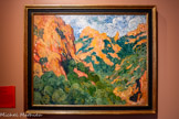 <center></center>Les rochers rouges
Louis Valtat
(1869, Dieppe -1952, Fuis)
Vers 1904, huile sur toile, 81 x 100 cm Draguignan, musée des Beaux-Arts, acquis avec le soutien du FRAM Inv. 2025.2.1.
Les paysages de l’Estérel peints sur le motif par Louis Valtat révèlent pleinement la dimension décorative de son art. Dans ses œuvres, la luxuriance de la végétation, la rugosité de la pierre et la densité des nuages sont traduites par des touches vigoureuses et rotatives, conférant à l’ensemble un aspect foisonnant, proche de celui d’une tapisserie. Le critique Michel Puy qualifie d’ailleurs ses tableaux de «parterre de fleurs éclatantes». Le point de vue en forte contre-plongée fait surgir les sommets en majesté et maintient le regard du spectateur à l’intérieur du champ pictural, produisant une sensation d’enveloppement.