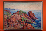 <center></center>Dès la fin des années 1880 et jusqu’en 1923, Armand Guillaumin séjourne régulièrement dans le Var, notamment à Agay puis au Trayas, où un rocher singulier retient son attention : le rocher Gaupillat, dont il réalise plusieurs versions parmi lesquelles trois sont exposées ici.
Si le peintre traite les éléments minéraux de la même façon, le format et le cadrage varient, de même que la présence ou non de rochers voisins et la densité de la végétation. Alors que, dans la plus grande toile, l’horizon laisse apparaître la pointe de l’Esquillon, la plus petite se concentre sur l’extrémité du rocher Gaupillat, que photographie également quelques années plus tôt l’explorateur Edouard-Alfred Martel. <br> Le rocher Gaupillat au Trayas Armand Guillaumin (1841, Paris - 1927, Orly)
1907, huile sur toile 961155 cm
Paris, Centre national des Arts plastiques En dépôt à Marseille, musée Cantini