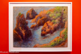 <center></center>Rocher dans les calanques de l’Estérel (Dramont)
Lucien Lévy-Dhurmer (1965, Alger -1953, Le Vésinet).
Vers 1920, pastel sur papier, 44 x 59 cm Collection particulière, Famille Gharavi Paris
Dans une démarche esthétique proche du symbolisme, Lévy-Dhurmer excelle dans la technique du pastel, à laquelle il consacre tout un ensemble dédié au motif de la roche rouge. Il saisit ici les rochers du Dramont, surnommés les «rochers de la Cathédrale», par des hachures qui s’entrecroisent sans cerner les formes. Ces touches vibrantes instaurent une atmosphère douce et vaporeuse. L’absence de ligne d’horizon et le point de vue en forte plongée maintiennent l’attention sur la roche, sans véritable échappée, qui s’impose comme la véritable protagoniste de l’œuvre.