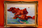 <center></center>Les rochers  rouges à Agay
Léon Detroy
(1859, Chinon —1955, Salnt-Germain-d’Arcé)
Vers 1892-1899, huile sur toile, 72 x 100 cm Collection particulière.
Léon Detroy effectue au début du printemps 1892 un premier séjour à Agay. Il y rencontre sans doute Armand Guillaumin, à qui il durait vanté les mérites pittoresques de la vallée de la Creuse, que Guillaumin visite dans la foulée. Durant plusieurs années, les deux artistes séjournent chacun à Agay pour ses paysages, bien que le site et sa fréquentation se soient progressivement transformés par l’ouverture de la Corniche d’Or en 1903. Detroy délivre plusieurs toiles fortes, dont celle-ci, représentant l’île Besse dont les rochers et leurs reflets dans l’eau se caractérisent par des couleurs vibrantes, intenses et contrastées. Seul un navire, à l’horizon, donne une indication d’échelle et confère à l’île une certaine monumentalité.