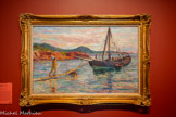 <center></center>Agay, chargement du voilier avant le départ
Léon Detroy
(1859, Chinon - 1955, Saint-Germain-d’Arcé)
Vers 1892-1899, huile sur toile, 65 x 100 cm Collection particulière
Léon Detroy représente un bateau de pêche ou de cabotage amarré à Agay, à proximité de la plage aujourd’hui dite du Pourrousset. En arrière-plan se distingue le Peysserin, plus communément appelé la colline d’Anthéor. Un homme traverse une étroite passerelle de bois pour rejoindre l’embarcation. Sa tenue simple et le ballot porté sur l’épaule contribuent à la narration de la scène : il ne s’agit pas d’un bateau au repos, mais d’un moment de labeur quotidien, discret, qui témoigne de l’activité ordinaire des petits ports de l’Estérel. Une composition similaire, intitulée Voilier, est réalisée par son ami Armand Guillaumin, probablement lors d’un séjour commun.