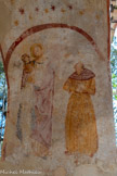 <center>Chapelle Notre-Dame de Ben-Va</center>Pilier sud-ouest : La SAINTE FAMILLE. La Vierge, aux cheveux dénoués, porte l'Enfant dans un pan de son manteau violet. Il joue avec un oiseau bleu, peut- être un chardonneret ou une allusion à la colombe du Saint Esprit. Marie est plus grande, révélant ainsi son statut différent. On ne manque pas d'observer la position inférieure de joseph, sans nimbe, appuyé sur un bâton. Il n'est que le Père nourricier. Néanmoins sa vénération va grandissante au XVIe siècle (Cotignac). Patron des charpentiers, il est vénéré pour assister la bonne mort.