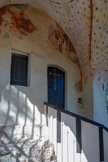 <center>Chapelle Notre-Dame de Ben-Va</center>l'Annonciation, et peut-être le commanditaire des fresques représenté par le personnage sortant d'un petit sarcophage. La VIERGE de l'Annonciation, les mains croisées sur la poitrine, portant manteau pale et robe rouge. On distingue le vase de lys posé entre la Vierge et les mains de l'archange Gabriel, disparu. Sur le pilier, SAINT HOSPICE DE NICE, en jeune moine, ermite, à robe noire et crâne tonsuré. On devine une inscription gothique effacée (S. Hospitium).