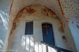 <center>Chapelle Notre-Dame de Ben-Va</center>Le tympan. Représenté sur le tympan comme une sorte de saurien à tête de crocodile, le dragon symbolise assurément une 