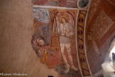 <center>Chapelle Notre-Dame de Ben-Va</center>L’Enfer. Comme ceux de son époque il est traité de manière fantastique et surréaliste. Un thème lié aux angoisses de la période. A la fin du XVe siècle, la chrétienté est troublée par l'inquiétude mystique de la fin des temps, la peur de l'Enfer, un lieu de ténèbres et de souffrances où sont jetées les âmes damnées. Aux côtés de Saint Michel Archange, les démons agités entraînent au supplice les damnés entassés dans une sarabande. Les damnés sont malmenés par des démons cornus, grimaçants, poussés vers la gueule d'un Léviathan qui les dévore (monstre symbole du paganisme. Un diable chevauche une femme nue l'obligeant à se diriger vers une gueule en train d'avaler une personne.. Une autre femme, sur les épaules d'un diable, est entraînée vers une cuve d'eau boullante pleine de damnés.
Cette paroi ert lacunaire : il manque la fresque symétrique des VICES et des châtiments qui devait faire face à celle des VERTUS.