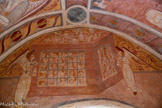 <center>Chapelle Notre-Dame de Ben-Va</center>Au-dessus de la porte se situe une arcade murée, On voit les grilles d'un cachot ouvert en haut. Une figuration exceptionnelle parmi les chapelles à fresques, empreinte de naïveté. On y voit surtout une foule de corps nus, ceux des enfants défunts, ou mort-nés, et aussi ceux d'adultes, installés dans une situation transitoire. Ils reçoivent des consolations de 2 anges à robe blanche qui leur apportent à boire pour atténuer leur souffrance. Pour accéder au ciel, la théologie catholique a prévu un monde intermédiaire, le Purgatoire, affirmé au 4ème Concile du Latran en 1215. Les âmes y achèvent leur purification à travers des peines rédemptrices pendant une durée plus ou moins longue que l'on peut écourter par la pratique des indulgences, et celle des messes dites à l'intention des défunts.