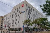 <center>Boulevard de Dunkerque</center>L'hôtel Ibis suite Novotel faisant partie des immeubles de Coeur Méditerranée.
