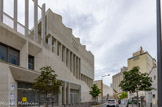 <center>Rue Urbain V</center>Le groupe scolaire Antoine de Ruffi composé d’une école maternelle de 8 classes et d’une école élémentaire de 14 classes et des locaux communs. La superposition de l’école maternelle organisée autour de sa cour en rez-de-chaussée et l’école élémentaire autour de sa cour et de son préau au R+2 permet de répondre à l’exiguïté de la parcelle mais suggère aussi qu’on s’élève dans ce site remarquable en apprenant et en grandissant…