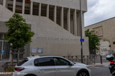 <center>Rue Urbain V</center>Le groupe scolaire Antoine de Ruffi. Il occupe une place stratégique à l’entrée du nouveau quartier de la Méditerranée, et de son « parc habité » coordonné par l’urbaniste Yves Lion. Côté terre, le regard porte sur un tissu faubourien en mutation, parsemé de hangars, de silos, de savonneries dont jaillissent, rompant l’échelle générale, les grands ensembles d’habitation des années 70.