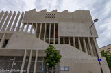 <center>Rue Urbain V</center>Le groupe scolaire Antoine de Ruffi.. La colonnade est constituée de poteaux hexagonaux coulés eux-aussi en place. Elle élance le bâtiment et offre une protection solaire performante pour les expositions est et ouest. Le jeu d’ombres qu’elle crée évolue au fil des jours et des saisons, apportant ainsi de l’animation et du graphisme aux cours de récréations.