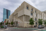 <center>Rue Urbain V/avenue Salengro</center>La deuxième partie de la rue Urbain Sud est occupée par le groupe scolaire Antoine de Ruffi. L’agence de Montpellier Tautem (Adrian Garcin) a livré en janvier 2021, avec BMC2 Architectes, le groupe scolaire Antoine de Ruffi pour Euroméditerranée, maître d’ouvrage. La façade principale désigne les deux entrées au public au travers de cette enveloppe épaisse qui construit la rue Urbain V. Le monolithe conjugue de prime abord, massivité et minéralité. Cette monumentalité est la condition pour exister dans ce quartier à très forte densité où vont s’élever des immeubles de logements de très grande hauteur, (jusqu’à 17 étages). Elle protège l’intimité de la cour des maternelles.