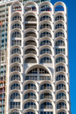 <center>La Porte Bleue </center>Ses façades sont composées d’une multitude de voûtes en béton blanc qui confèrent à la tour un dessin arborescent. La variation de ces modules et leurs emplacements aléatoires participent à rappeler les modes constructifs autour de la Méditerranée. Les grandes voûtes, double-hauteur abritant les suites et les duplex, créent des événements dans la façade et permettent d’éveiller la curiosité des passants.