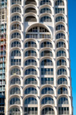 <center>La Porte Bleue </center>Elle accueille dans un principe de mixité d’usages, sur les 11 premiers étages, une résidence de tourisme de 8 900 m² et des logements de standing de 4 200 m² du 12ème au 17ème qui profitent de la vue sur la mer et
sur la ville de Marseille.