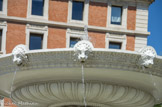 <center>Place de la Joliette.</center>Cette fontaine est un des deux exemplaires créés en 1841 pour l’ornementation du cours Belsunce par l’ architecte de la Ville Pascal Coste.