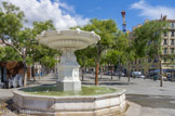 <center>Place de la Joliette.</center>Cette fontaine est un des deux exemplaires créés en 1841 pour l’ornementation du cours Belsunce par l’ architecte de la Ville Pascal Coste.