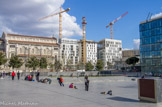 <center>Archives Départementales.</center>Le parvis est en pierre de lave et décoré d'un semis de lettres. A gauche, l'immeuble M Square avec une façade largement vitrée.