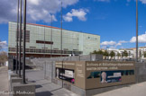<center>Archives Départementales.</center>Les archives et bibliothèque départementales Gaston-Defferre sont un bâtiment construit en 2006, et abritant les archives départementales et la bibliothèque départementale de prêt des Bouches-du-Rhône. En 2000, le conseil général des Bouches-du-Rhône décide de la construction de nouveaux bâtiments pour abriter les archives et la BD. Plutôt que deux bâtiments reliés, l'architecte Corinne Vezzoni propose alors la construction d'un édifice unique occupé par les deux services départementaux. C'est la première fois en France que des archives départementales et une bibliothèque départementale de prêt sont regroupés en un seul bâtiment.