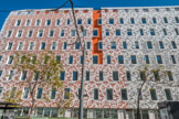 <center>L’immeuble Corail.</center>Une résille métallique blanche, élément phare de l’immeuble, habille les façades teintées de blanc cassé et d’orange rappelant ainsi les couleurs du corail.