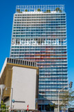 <center>La Tour La Marseillaise.</center>La façade se compose d’une trame à laquelle ont été ajoutés des brise-soleil dans le but de donner de la profondeur et dont les couleurs créent des vibrations et une perception différente en fonction des angles de vue. Les teintes sont différentes selon l'angle de vue, et l'on peut y percevoir un dégradé bleu blanc rouge, clin d’œil au drapeau français et au nom de la tour qui rappelle l'hymne national français. A gauche, l'immeuble le Balthazar imaginé par l’architecte Roland Carta. Des espaces paysagés ponctuent la tour et offrent un traitement particulier aux toitures.