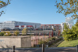 <center>Collège Jean-Claude Izzo.</center>Le terrain multisport. Bâtiment d’enseignement bas surmonté d’un rang de 5 logements de fonction, situés en toiture du collège. A gauche, l'immeuble le Corail, à droite la tour la Marseillaise.