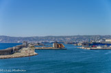 <center>Vue des Terrasses du Port.</center>Les bassins, avec le pont tournant. A l'aube du XVIIIème siècle la rive du Lacydon, au delà de l'Arsenal des Galères, se dote de 