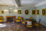 <center>Le salon.</center>Jacques-Joseph Champollion-Figeac, frère aîné du futur déchiffreur, est autodidacte de formation. Il connaît une ascension fulgurante. Bibliothécaire, professeur de littérature grecque et doyen de la Faculté des lettres de Grenoble, conservateur à la Bibliothèque royale à Paris et professeur à l’École des Chartes, il achève sa carrière au Palais de Fontainebleau. La famille qu’il fonde avec Zoé Berriat se partage, dans ses premières années, entre Grenoble et Vif. Jacques Joseph Champollion-Figeac (1778-1867)
Zoé Berriat (1780- 1863)
Vers 1600, huiles sur toile.<br>
A droite : Ali Champollion-Figeac (1808 - 1840)
Ali 1e bien aimé doit son prénom oriental à son oncle Jean François. Admis à l’École Royale des Mènes en 1829,1 est ensuite nommé Garde à cheval des Eaux et Forêts.<br>
Paul Champollion-Figeac (1820 - 1863)
Fils cadet Paul entre dans la magistrature et est nommé substitut du procureur à Fontainebleau en 1848. Son père l'y rejoint après la Révolution de 1848. <br>
Aimé Champollion-Figeac (1812 - 1894)
Chartiste et bibliothécaire à la Bibliothèque nationale, maire de Vif de 1871 à 1877, Aimé publie le premier ouvrage dédié à l'œuvre conjointe de son père et de son onde.<br>
Non visibles : Jules Champollion-Figeac (1811 - 1864).
Deuxième fils du couple, Jules est reçu à l’École Polytechnique en 1831.Il embrasse ensuite la carrière des armes et devient colonel d’artillerie
Zoé Champollion - Figeac (1815 - 1903). <br>
Cinquième enfant, Zoé vit assez longtemps pour être Interrogée de vive voix par Hermine Hartleben, première biographe de Jean François Champollion.