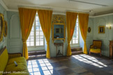 <center>Le salon.</center>Les frères Champollion aiment séjourner à Vif, loin de l’effervescence grenobloise. La maison des champs au pied du Vercors favorise le repos et le travail au calme. Acquise en 1778 par le beau-père de Jacques-Joseph Champollion-Figeac, Pierre Berriat, elle devient le lieu des réunions familiales. Jean-François Champollion goûte la quiétude du domaine vifois entre 1807 et 1826. Dans le salon, il retrouve son frère, sa belle-sœur Zoé et ses cinq neveux et nièce, sous le regard des anciens et illustres propriétaires comme Étienne Bonnot de Latour, proche parent des philosophes Mably et Condillac. La famille apprécie l’ancienneté du domaine agricole remontant au 16e siècle, l’agréable résidence aux décors intérieurs raffinés et la fraîcheur des jardins. <br>
Dans le coin, à droite : Michel Grau de Saint-Vincent est le gendre de Jean-Baptiste Lutton et le grand-père de Claire et Élise Grau de Saint-Vincent. Fin 18e siècle, huile sur toile. 
Beau-père d’Aimé et Jules Champollion-Figeac, Antoine Grau de Saint-Vincent est directeur Jusqu'en 1848 de la Manufacture de tapisserie de Beauvais.
1846, huile sur toile,
