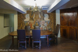 <center>La salle à manger.</center>La salle à manger est créée au début du 19e siècle. Par son passe-plat, elle communique avec la cuisine où subsistent un potager, ancien fourneau, et une pierre d’évier. Table à allonges style Louis Philippe. 2e moitié du 19e siècle Acajou. Chaises style Louis XIII. 19e siècle Bois. Fauteuil style Louis XII 19e siècle Bois. Lustre hollandais 19e siècle Laiton. Dépôt du Musée Hébert que l'on a visité.peintes. <br>
La famille y installe une série de toiles peintes mettant en scène l’Histoire de don Quichotte. Le mémorable jugement de Sancho. 
Cycle de Don Quichotte, 18e siècle, Toiles de lin