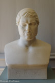<center>L'entrée.</center>Buste de Jean-François Champollion (Figeac, 1790 -Paris, 1832), par Antoine Étex (1808-1880). Jean-François Champollion séjourne régulièrement à Vif à l’invitation de son frère aîné et de sa belle-sœur. Toute sa vie durant, “Cadet” garde de Vif un souvenir fort.
Après son décès en 1832, son frère aîné conserve vivant dans la maison l’esprit de l’égyptologue et s’attache, comme le feront ses descendants, à transmettre son œuvre. <br>
Sculpteur renommé, Antoine Étex, ancien élève de Pradier et d’Ingres, célèbre par ce buste posthume un homme illustre de son temps.
1841, marbre