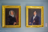 <center>L'entrée.</center>Portraits de Zoé Berriat et son époux Jacques-Joseph Champollion., dit Champollion-Figeac
(Figeac, 1778- Fontainebleau, 1867).
Jacques-Joseph entretient-une relation fusionnelle avec son cadet. L’amitié fraternelle se manifeste particulièrement dans la maison de Vif, point d’attache où ils reviennent régulièrement, depuis Grenoble et Paris.
Pour se distinguer de ses cousins grenoblois, Jacques-Joseph accole à son patronyme le nom de sa ville natale. <br>
Zoé Berriat, épouse Champollion-Figeac
(Grenoble, 1780-Fontainebleau, 1853)
En 1807, Zoé Berriat épouse Jacques-Joseph, le frère aîné du futur égyptologue. Propriétaire de la maison des champs de Vif, celle que Jean-François surnomme affectueusement sa bonne sœur est la joie de vivre et l’âme du lieu.
Dans les dépendances transformées en magnanerie, elle élève des vers à soie. Elle alimente certainement la manufacture créée à Vif par son frère Sébastien. <br>
Artiste peintre née à Grenoble, Madame de Rumilly réalise trois portraits représentant Jacques-Joseph, son épouse et son frère.
Après 1822, huile sur toile