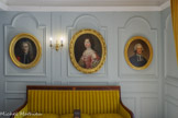 <center>Le salon.</center>Les Champollion-Figeac se rattachent volontiers aux précédents propriétaires du domaine et à d’illustres parentèles. De gauche à droite : 
Étienne Bonnot de La Tour
Parlementaire grenoblois, il achète en 1710 la propriété de Vif qu’il transforme en résidence de plaisance. Il y reçoit sans doute ses neveux, les futurs philosophes Mably et Condillac.
1714, huile sur toile.<br>
Madame de Bérenger du Gua (?)
Les Champollion s’apparentent, par un jeu généalogique, à l’importante famille dauphinoise des Bérenger du Gua et par là-même au célèbre connétable de Lesdiguières et à la famille de Sassenage. 18e siècle, huile sur toile.<br>
Jean Baptiste Lutton. Cet avocat au Parlement de Paris est l'ancêtre des deux sœurs Claire et Élise Grau de Saint-Vincent, qui épousent respectivement les frères Aimé et Jules Champollion-Figeac. 1789, huile sur toile.