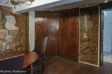 <center>La salle à manger.</center>Boiseries et passe-plat 17e siècle, 1er quart du 18e siècle Bois. <br>
Entrée des bergères aux noces de Gamache.
Ce cycle de Don Quichotte est offert en cadeau de mariage à Claire et Élise, belles-filles de Jacques-Joseph Champollion-Figeac, par leur père Antoine Grau de Saint-Vincent.
Ce dernier, un temps directeur de la manufacture de tapisserie de Beauvais, voit forcément tisser à de nombreuses reprises ce décor inspiré de l’œuvre de Cervantès. Très à la mode au 18e siècle, les aventures rocambolesques du chevalier errant et de son écuyer sont popularisées par les cartons de tapisseries peints par Charles-Antoine Coypel.
Trois scènes de ce cycle sont découpées à dimension par la famille et installées entre les menuiseries.