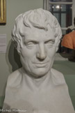 <center>Joseph Fourier (1768-1830)</center>Mathématicien et physicien, Fourier est un membre important de l’expédition de Bonaparte en Égypte. En 1802, il est nommé préfet de l’Isère et mène de grands travaux : assèchement de marais, aménagement d’une route jusqu’à Turin, instauration d’un éclairage public et création des facultés impériales de lettres, de sciences et de droit grenobloises. Au cœur de la vie politique et intellectuel iséroise, Fourier devient un protecteur influent des frères Champollion. Il bâtit à Grenoble ses théories les plus célèbres qui lui ouvrent les portes de l’Académie des sciences. Étudiant la propagation de la chaleur, il en déduit ses ‘‘séries’' et sa 