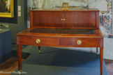 <center>Bureau de Jean François Champollion.</center>C’est sur ce bureau à gradin en acajou que travaille Champollion à Paris, dans son appartement de la rue Mazarine, lorsqu’il découvre la clé des hiéroglyphes en septembre 1822.
Époque Directoire, acajou, cuir et bronze doré