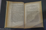 <center>Précis du système hiéroglyphique des anciens Égyptiens</center>Champollion reconnaît trois écritures: hiéroglyphique, hiératique et démotique. Il démontre que récriture égyptienne emploie des signes à valeur phonétique et symbolique. Deux ans après sa découverte, il propose une théorisation entière du fonctionnement des hiéroglyphes. 1824.<br>
Lettre à M. Dacier relative à l'alphabet des hiéroglyphes phonétiques.
Le 27 septembre 1822, Jean-François Champollion lit sa Lettre à M. Dacier devant l’Académie des Inscriptions et Belles-Lettres. 
Champollion démontre dans ce texte fondateur la première étape de son déchiffrement : les signes hiéroglyphiques ont une valeur phonétique pour transcrire les cartouches des rois gréco-romains ayant régné sur l'Égypte. Il découvre que c'est aussi le cas pour les rois égyptiens (Ramsès et Thoutmosis), ce qu'il publiera ultérieurement.
1822, Don de Christine at Gérard Cardin