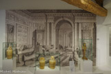 <center>Salle funéraire égyptienne du Musée Charles X</center>Une approche savante et dans le détail des objets n’empêche pas leur mise en scène esthétique. Dans la salle funéraire, les vases canopes destinés à conserver les viscères du mort et des figurines à papyrus rythment la présentation. <br>
AUGUSTIN RÉGIS
Gravure extraite du guide d’Adolphe Joanne,
Paris illustré. Nouveau guide de l’étranger et du Parisien Paris, 1663 BnF