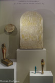 <center>Salles funéraires. 1re et 3e salles du Murée Charles X</center>À la fin de sa Notice descriptive des monuments égyptiens du musée Charles X, Jean-François Champollion rassemble les objets “relatifs à l’embaumement des corps humains”. Dans cette section, il présente le mobilier strictement lié à la transformation et à la destinée des défunts. En revanche, les objets découverts dans les tombes mais aussi en usage dans la vie sont réunis dans la section “civile”. Les collections présentées dans les salles funéraires se déclinent de la lettre N à la lettre Z comme suit : les momies, cercueils, masques, amulettes, figurines funéraires, coffrets, vases canopes, papyrus ou stèles.