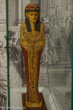 <center></center>Nommé conservateur au Musée du Louvre en 1826, Champollion obtient du roi Charles X d’acquérir la seconde collection Sait et quatre nouvelles salles du Louvre. Elles ouvrent un an plus tard. Le savant y fait la démonstration de son génie par la compréhension inédite de la civilisation égyptienne qu’il offre au public. Il distribue les collections en trois ensembles : la salle des dieux, la salle civile et deux salles funéraires. Il en donne les clés de compréhension dans un guide des collections. Son souhait de pédagogie transparaît dans son choix judicieux de socles et dans l’énergie qu’il déploie, en vain, à condamner les décors classiques des galeries.