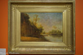 <center>Reflets du Nil</center>Prosper Marilhat (Vertaizon, 1811 - Paris, 1847) Bords du Nil 1835-1845
Huile sur toile CLERMONT-FERRAND, MUSÉE D’ART ROGER-QUILLIOT, CLERMONT AUVERGNE MÉTROPOLE. <br>
De 1831 à 1833, Prosper Marilhat est recruté comme dessinateur de la mission scientifique du baron von Hugel. Il séjourne en Égypte, au Caire puis à Alexandrie. Il y puise une inspiration intarissable, dessine, esquisse et note dans des carnets. Ces études nourrissent les peintures qu’il exécute à son retour en France. Ici, l’artiste représente la rive du Nil où accoste une barque entourée d’Égyptiens, hommes, femmes et enfants.