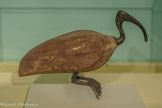 <center>Reflets du Nil</center>Statuette d’ibis
Basse Époque – Période ptolémaïque (7e – 1er siècle av. notre ère) Bois, bronze
GENÈVE, FONDATION GANDUR POUR L’ART. <br>
L’ibis est vénéré et momifié dans l’Antiquité comme la forme animale du dieu Thot, lié au savoir, à la sagesse et à l’écriture. Il se nourrit de grenouilles et de poissons. Il disparait d'Égypte dans les années 1850 pour migrer vers le sud de l’Afrique. Pourtant dans l'Antiquité, il faisait partie de la faune commune des rives du fleuve.