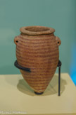 <center>Reflets du Nil</center>Vase à décor épigraphique
14e siècle
Céramique
PARIS, MUSÉE DU LOUVRE.
Durant la période médiévale islamique, de nombreux Égyptiens ont accès à des puits ou des citernes contenant une eau plus pure. Cependant, les habitants de petits villages continuent à récupérer et à consommer l’eau du Nil. Ils