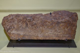 <center>Reflets du Nil</center>Ostracon figuré
Époque ramesside (1295-1069 av. notre ère)
Deir el-Médineh Calcaire
PARIS, MUSÉE DU LOUVRE.
DON ROBERT STREITZ. <br>
Dieu crocodile, Sobek occupe une place primordiale dans le Fayoum dont il est le maître tutélaire notamment à Crocodilopolis. À cette implantation septentrionale répond son grand temple méridional de Kôm Ombo où il reçoit un culte soulignant sa dimension cosmique. Sobek incarne puissance procréatrice et fécondité. Comme régulateur de la crue, il maîtrise l’expansion et le retrait des eaux garantissant la fertilité agricole.
Sobek porte ici une perruque tripartite sommée d'une couronne-tjeni. Devant lui figure une table d'offrande avec une aiguière et un lotus. À Deir el-Médineh, Sobek est rarement représenté dans la piété personnelle qui privilégie des divinités protectrices locales.