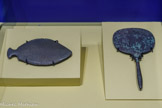 <center>Reflets du Nil</center>Palette à fard
Nagada I-III (3800-3100 av. notre ère) Grauwacke
LYON, MUSÉE DES CONFLUENCES.
Les palettes à fard sont sculptées dans du grauwacke depuis les périodes préhistoriques égyptiennes, Elles prennent la forme d'animaux vivant dans le Nil ou sur ses berges, ici probablement un tilapia nilotica. Ces objets servent à broyer des pigments, principalement la malachite et la galène, pour fabriquer du fard protecteur pour les yeux. <br>
Miroir
18e – 19e dynasties (1550-1186 av, notre ère) Bronze
LYON, MUSÉE DES BEAUX-ARTS.
Les fourrés de papyrus de plusieurs mètres de haut qui bordaient le Nil étaient le lieu de refuge d’une faune sauvage ^abondante, en particulier dans le delta. Aujourd’hui disparu des rives égyptiennes, le papyrus est présent au Soudan et en Afrique tropicale. Utilisé régulièrement par les anciens Égyptiens comme matière première pour fabriquer des vanneries, des embarcations, des cordages et des supports d’écriture, on le retrouve aussi comme motif décoratif chargé d’une forte symbolique. En hiéroglyphe, le papyrus ouadj évoque la verdeur, la vigueur, la renaissance et ce qui est florissant. Ce n’est donc pas étonnant qu’il soit associé à un accessoire de beauté.